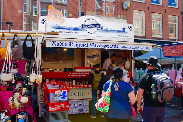 Ein Straßenmarkt mit einem Stand namens