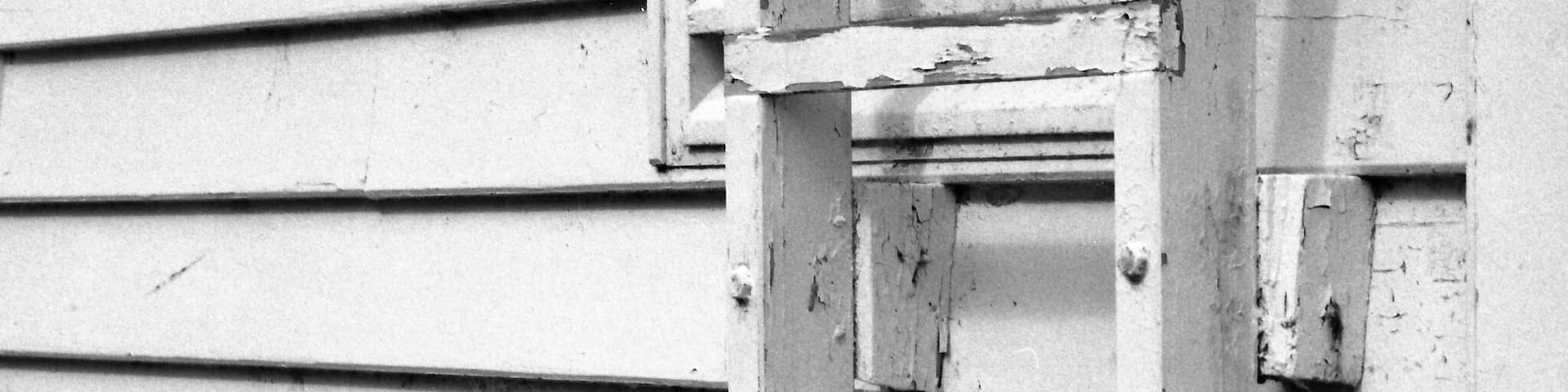 Propeller Studios, Shelly Bay, Wellington. The spot is part of a nice loop you can do around the Miramar peninsula, walking, on a bike or by car. The studios themselves are large and appealingly rundown old buildings. They house film prop rentals, some galleries and various artistic and creative endeavours, which are helpful to the nearby Wellington film industry (think Lord of the Rings etc)
New Zealand. Nikon FE2 and 85mm Nikkor 1:2 lens. Illford 400 Delta.
#Details #Wellington #Miramar #New Zealand