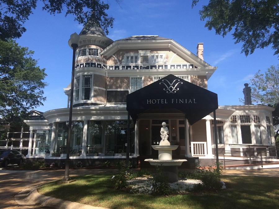 Hotel Finial is a hidden gem in the small town of Anniston, Al. It gives you the Bed & Breakfast experience in a hotel setting.