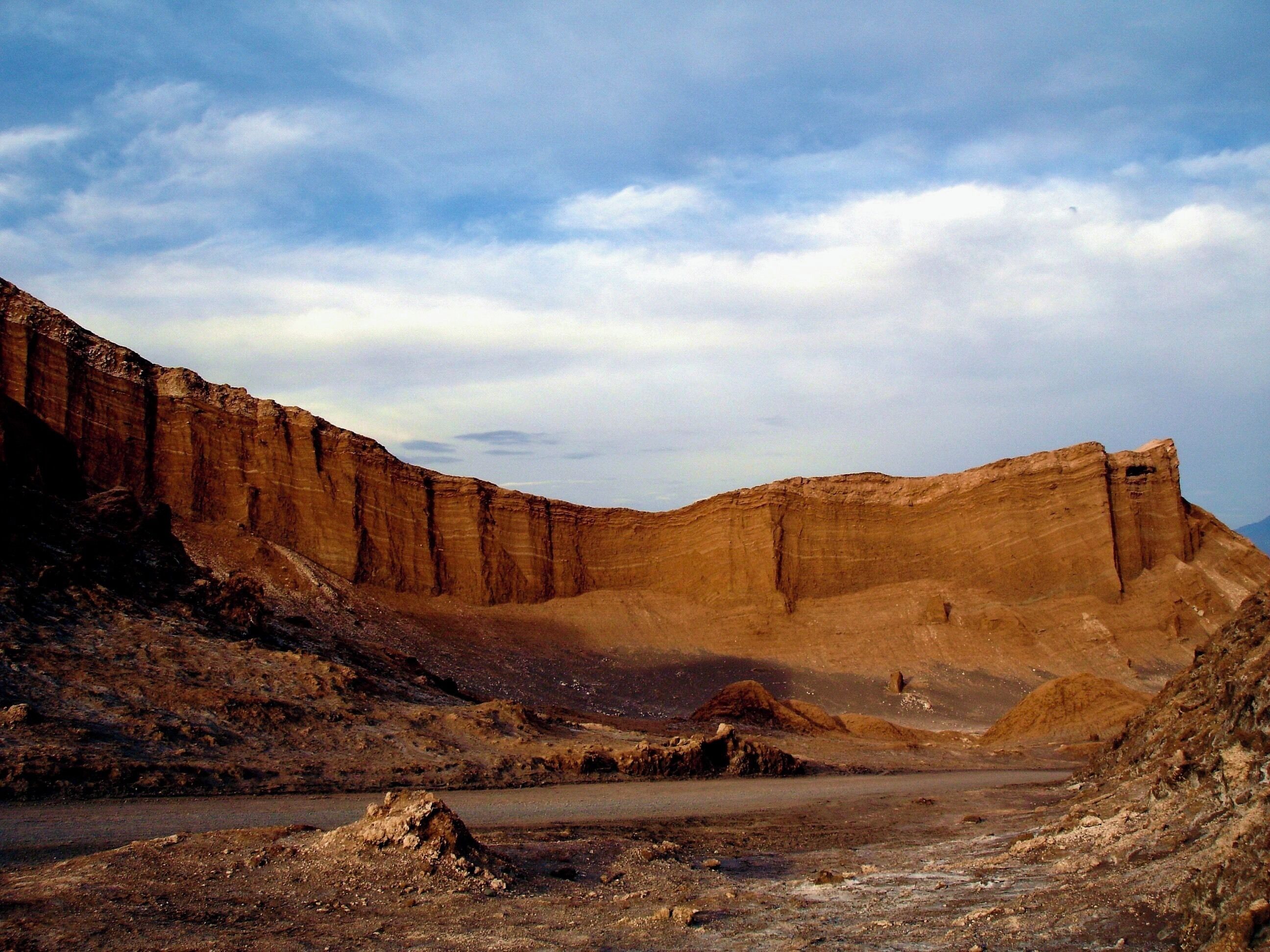 #anfiteatro #ontheroad #chile #atacama #desert 
Anfiteatro
Situado no norte do Chile, o deserto de Atacama é o deserto mais alto e mais seco do mundo. Tem cerca de 200 Km de extensão e nele quase não chove (Menos de 2mm de chuva por ano). Em um dos seus 15 oásis está a cidade de San Pedro de Atacama com cerca de 3000 habitantes e a 2400 m de altitude. Vulcões, salares, geisers, animais como as vicunhas, llamas, guanacos, viscachas, flamingos e zorros, cactos como o cardón e cojin de suegra, árvores como tamarugos, chañares e algarrobos, fazem com que este lugar seja algo único e maravilhoso.

Amphitheater
Located in northern Chile, the Atacama Desert is the highest and driest desert in the world. It has about 200 km of extension and in it hardly rains (Less than 2mm of rain per year). In one of its 15 oasis is the city of San Pedro de Atacama with about 3000 inhabitants and 2400 m of altitude. Volcanoes, salares, geisers, animals such as vicunas, llamas, guanacos, viscachas, flamingos and foxes, cacti such as cardón and mother-in-law's cushion, trees like tamarugo, chañares and carob trees make this place something unique and wonderful.