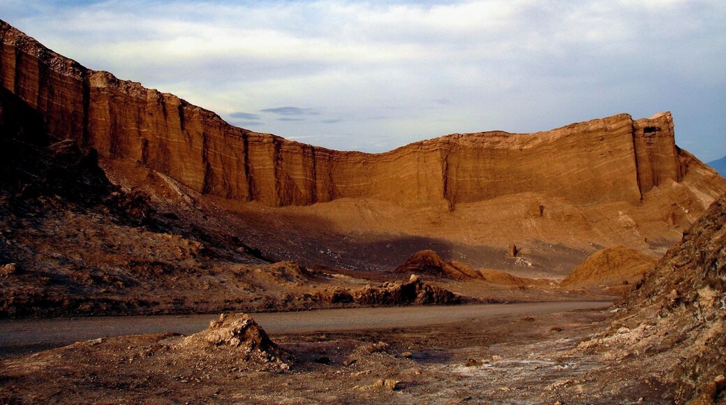 #anfiteatro #ontheroad #chile #atacama #desert
Anfiteatro
Situado no norte do Chile, o deserto de Atacama é o deserto mais alto e mais seco do mundo. Tem cerca de 200 Km de extensão e nele quase não chove (Menos de 2mm de chuva por ano). Em um dos seus 15 oásis está a cidade de San Pedro de Atacama com cerca de 3000 habitantes e a 2400 m de altitude. Vulcões, salares, geisers, animais como as vicunhas, llamas, guanacos, viscachas, flamingos e zorros, cactos como o cardón e cojin de suegra, árvores como tamarugos, chañares e algarrobos, fazem com que este lugar seja algo único e maravilhoso.
Amphitheater
Located in northern Chile, the Atacama Desert is the highest and driest desert in the world. It has about 200 km of extension and in it hardly rains (Less than 2mm of rain per year). In one of its 15 oasis is the city of San Pedro de Atacama with about 3000 inhabitants and 2400 m of altitude. Volcanoes, salares, geisers, animals such as vicunas, llamas, guanacos, viscachas, flamingos and foxes, cacti such as cardón and mother-in-law's cushion, trees like tamarugo, chañares and carob trees make this place something unique and wonderful.