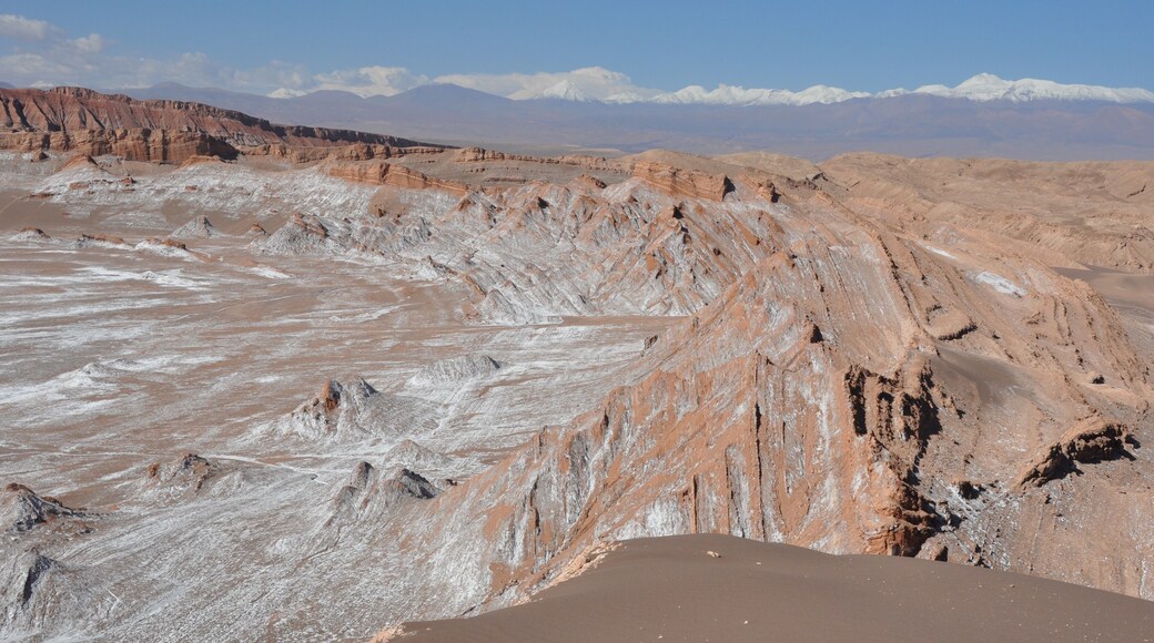 Incredible place to visit in the Atacama region (north Chile). It’s called the « moon vallée » and it’s a very special place to visit !
#chile #atacama #valleedelaluna #LifeAtExpedia