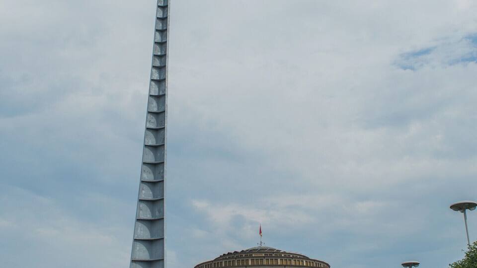 Iglica is a needle-like monument in Wroclaw. It was built in 1948 and was 106 metres tall. Today, after renovation, the top ten metres have been removed and it is now 96 metres tall. It is just 200m away from the amazing building called Centennial Hall.