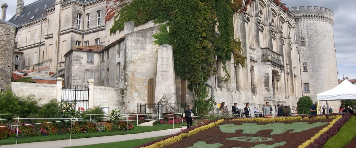 This building is indexed in the Base Mérimée, a database of architectural heritage maintained by the French Ministry of Culture, under the reference PA00104211 .