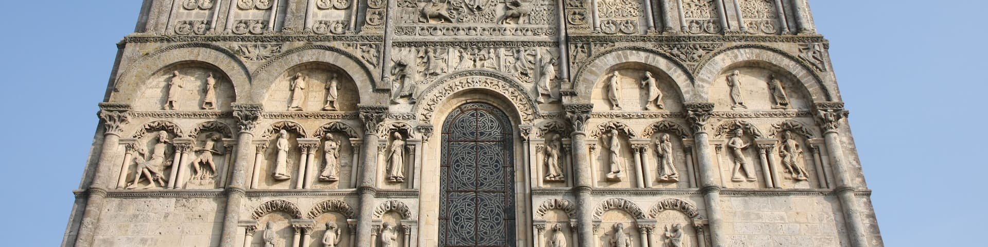 This building is indexed in the Base Mérimée, a database of architectural heritage maintained by the French Ministry of Culture, under the reference PA00104203 .