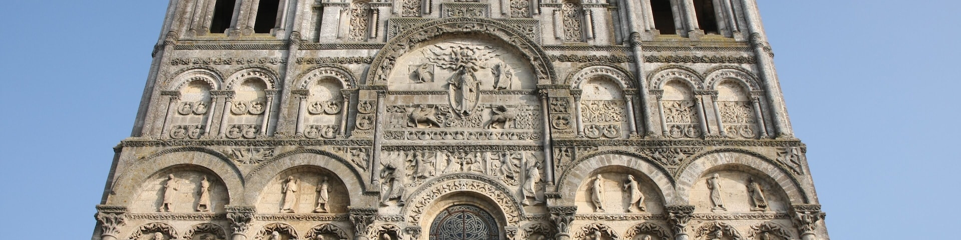 This building is indexed in the Base Mérimée, a database of architectural heritage maintained by the French Ministry of Culture, under the reference PA00104203 .