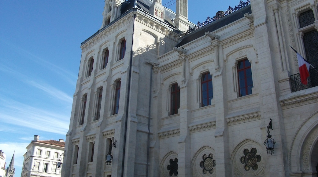 This building is indexed in the Base Mérimée, a database of architectural heritage maintained by the French Ministry of Culture, under the reference PA00104211 .