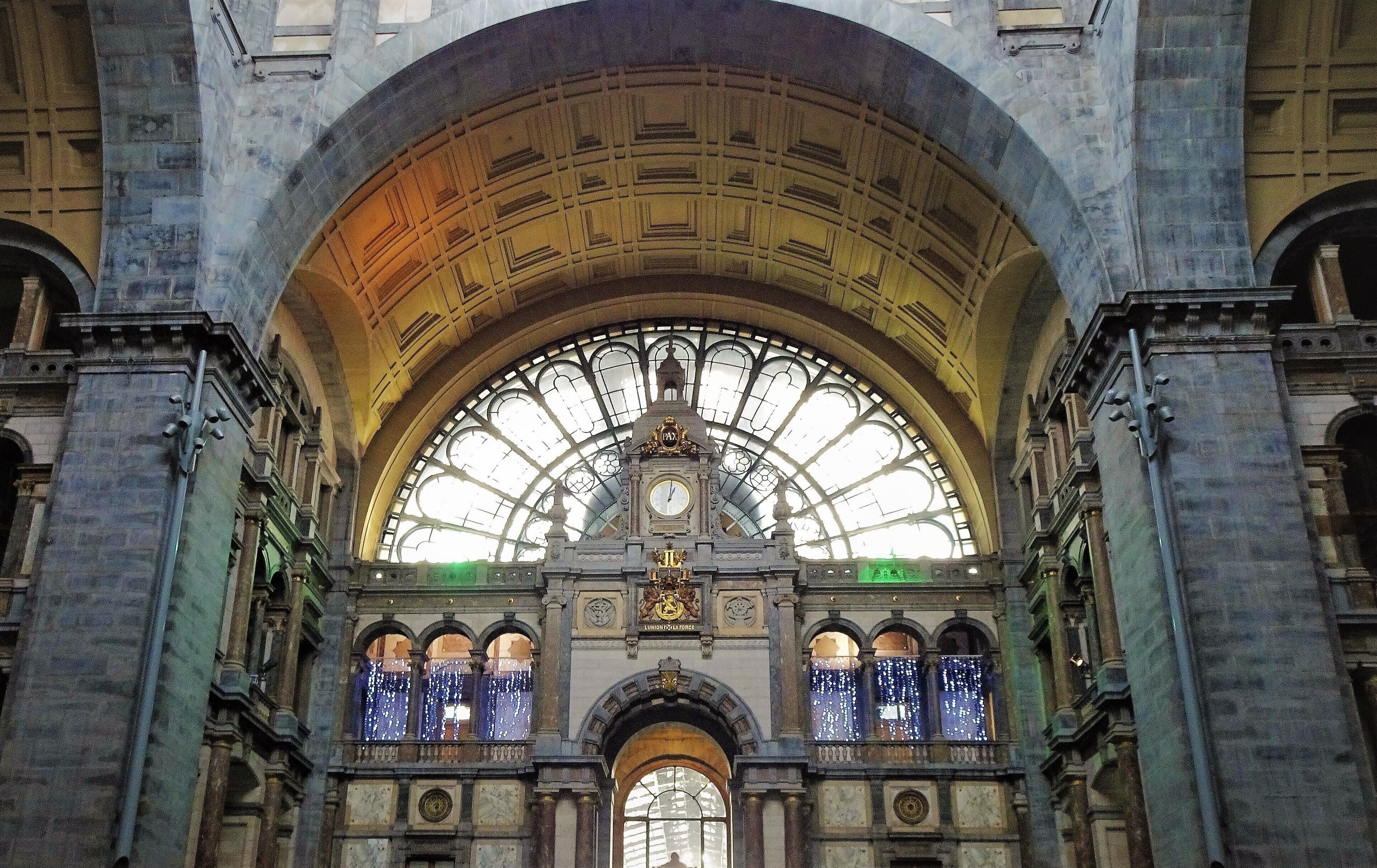 Entrance hall of “Antwerp Central” Railway Station.
The first Antwerp railway station was the end point of the Mechelen-Antwerp line, opened on 3 June 1836. It was the very first railway line on the European mainland. The current station was built in the period 1899-1905.  #Architecture  #History
