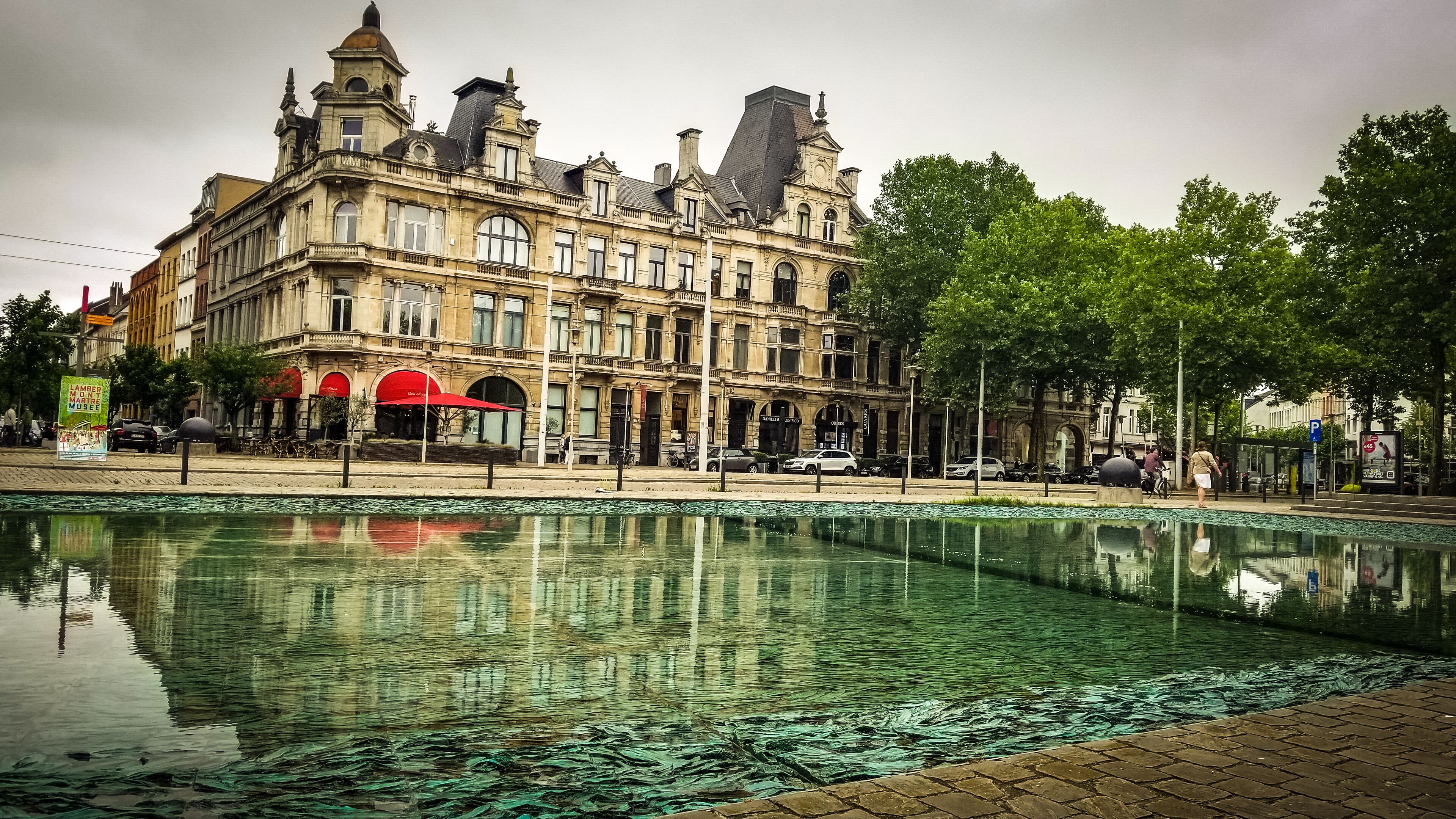 Beautiful small fountain with very unique floor. The fountain reflects everything what's around. It's fun to take pictures here.
#fountain #park