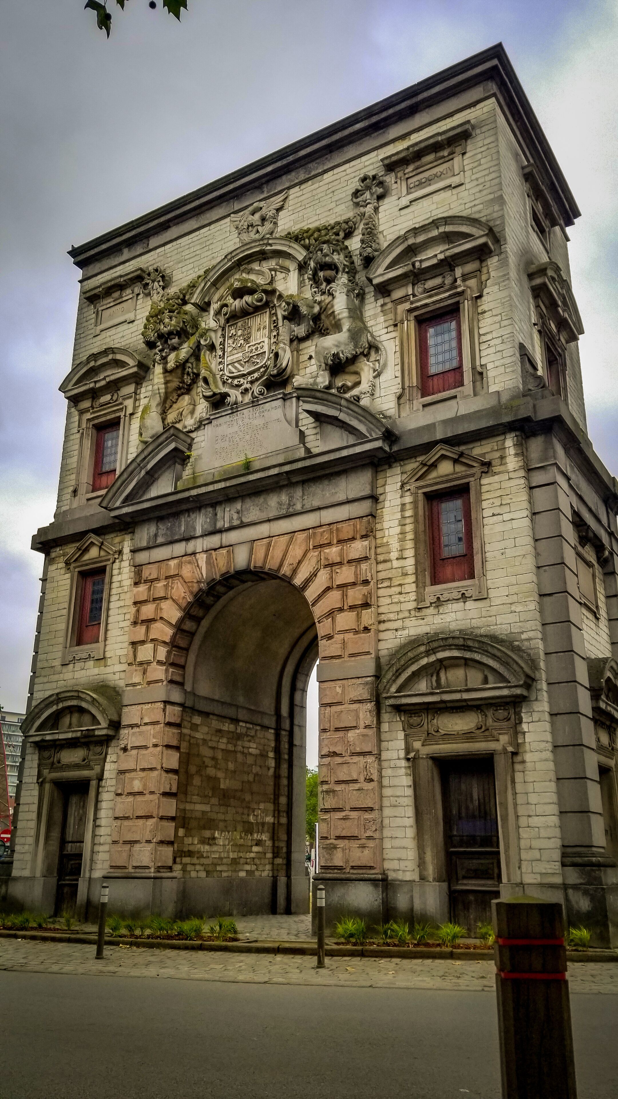 Waterport is a small really nice ark with lots of details on walls.
On the other side is small garden with flowers. Great object for vertical photos.