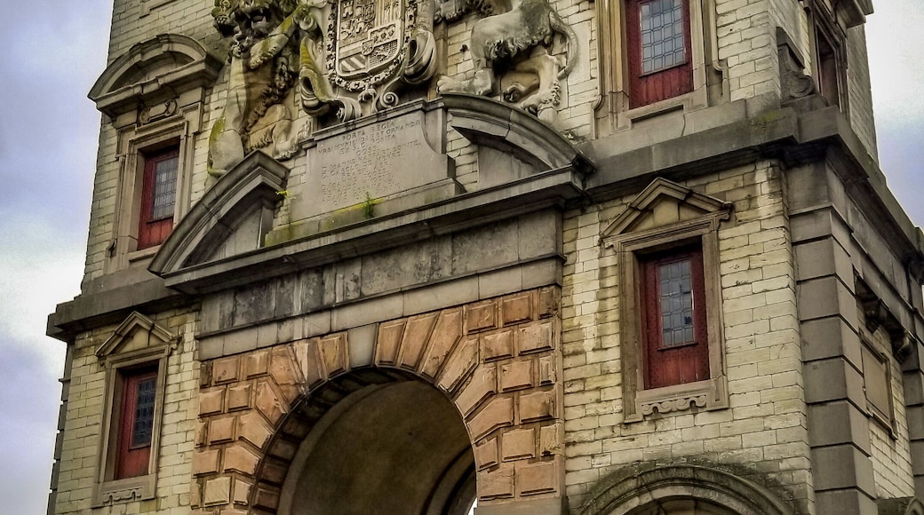 Waterport is a small really nice ark with lots of details on walls.
On the other side is small garden with flowers. Great object for vertical photos.