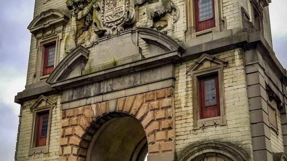 Waterport is a small really nice ark with lots of details on walls.
On the other side is small garden with flowers. Great object for vertical photos.