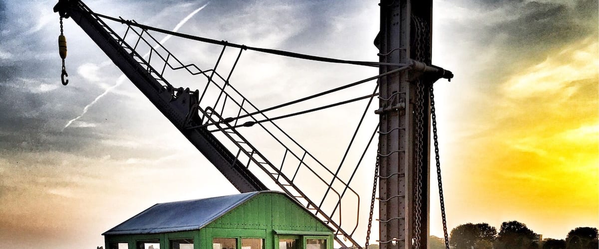 This old crane is still standing strong along the river Scheldt 💪🏗
#urbanjungle #antwerp #belgium #river #sunset