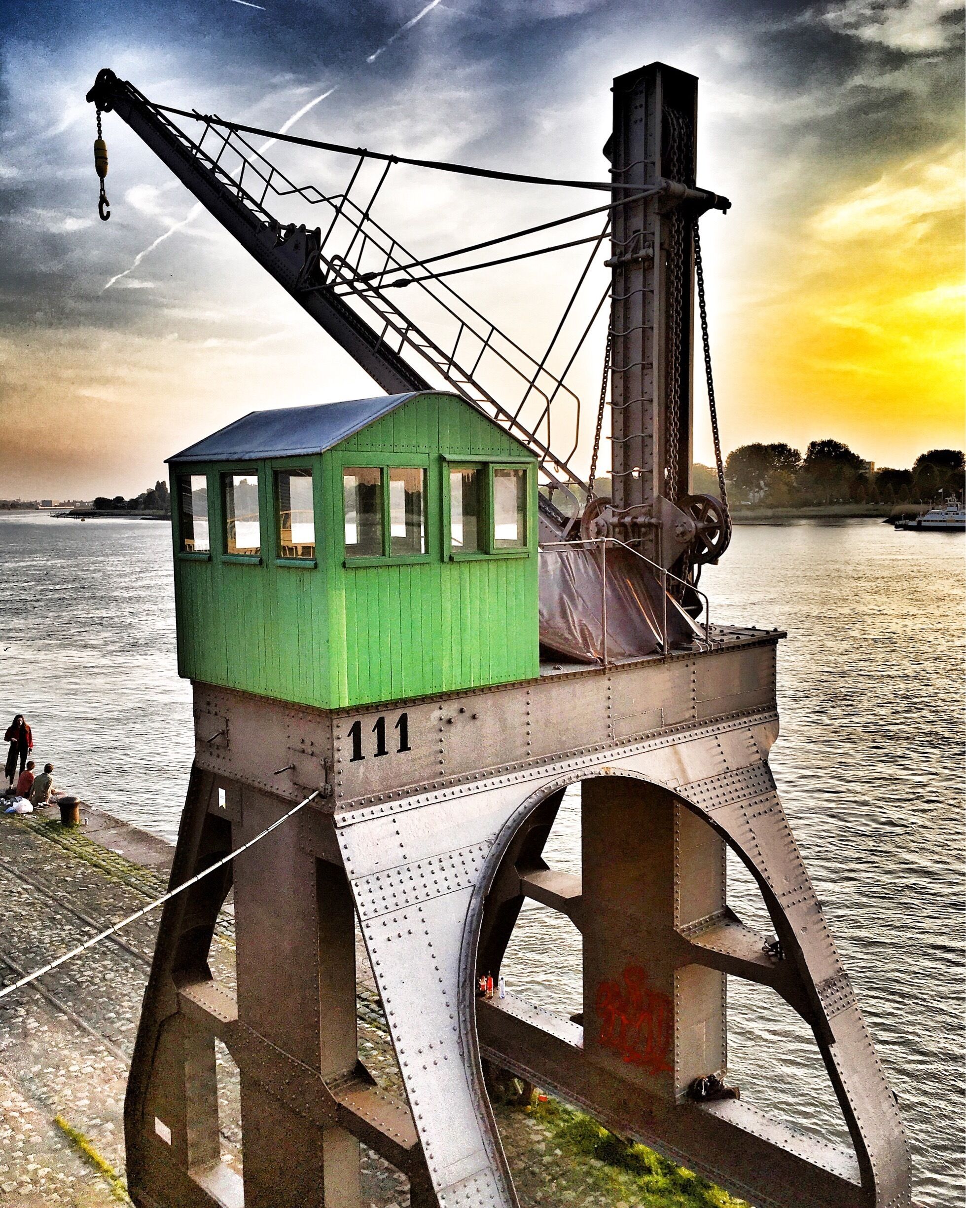 This old crane is still standing strong along the river Scheldt 💪🏗
#urbanjungle #antwerp #belgium #river #sunset