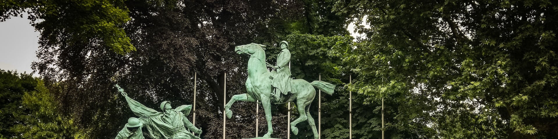 Huge monument near entrance to the park behind.
Great place to cool down underneath giant trees.
#sculpture #monument
#park