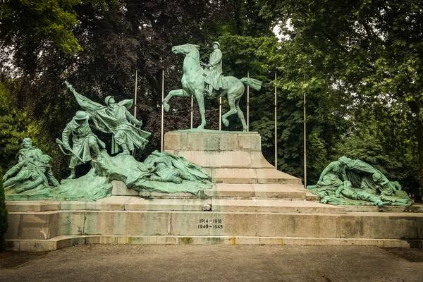 Huge monument near entrance to the park behind.
Great place to cool down underneath giant trees.
#sculpture #monument
#park