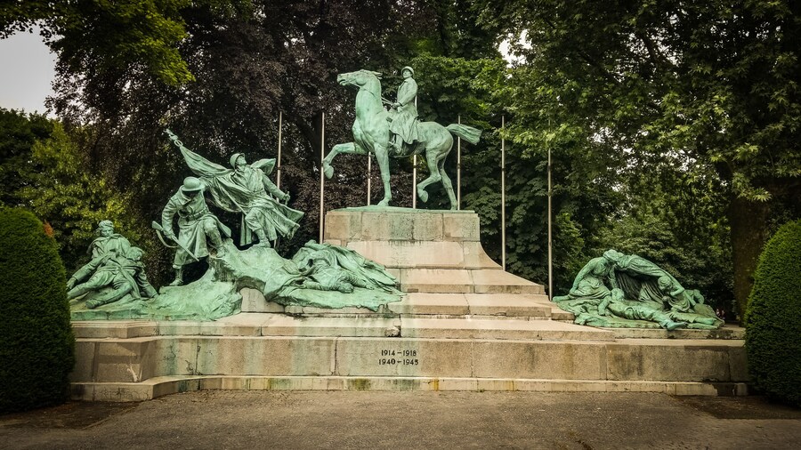 Huge monument near entrance to the park behind.
Great place to cool down underneath giant trees.
#sculpture #monument
#park