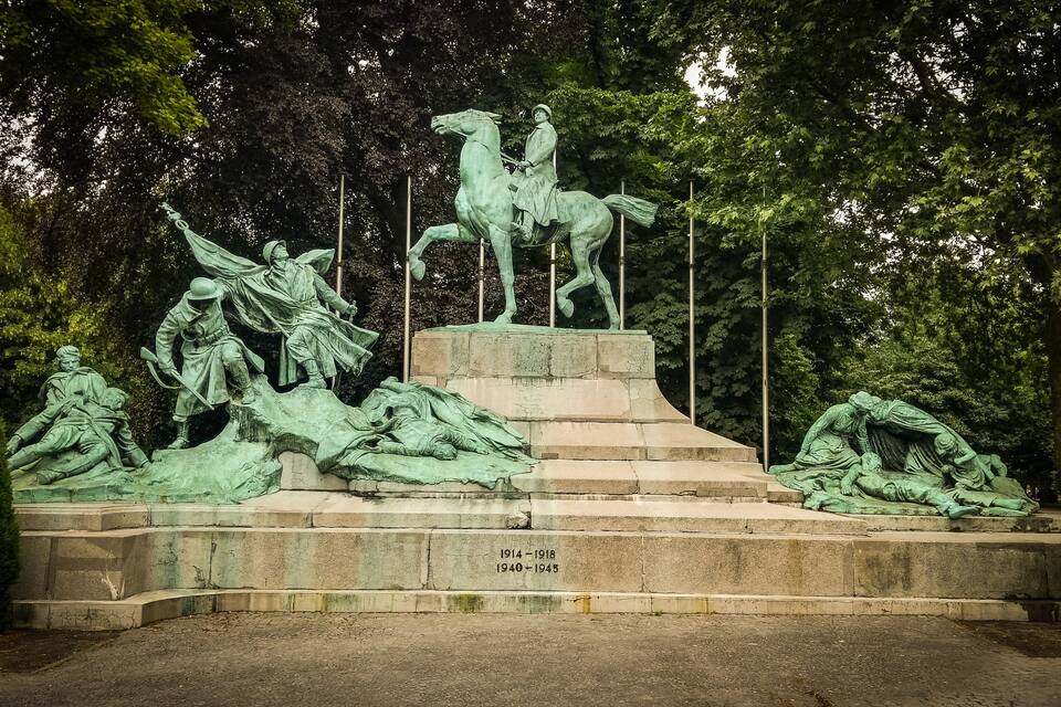 Una estatua ecuestre de bronce con inscripciones que indican los años 1914-1918 y 1940-1945.