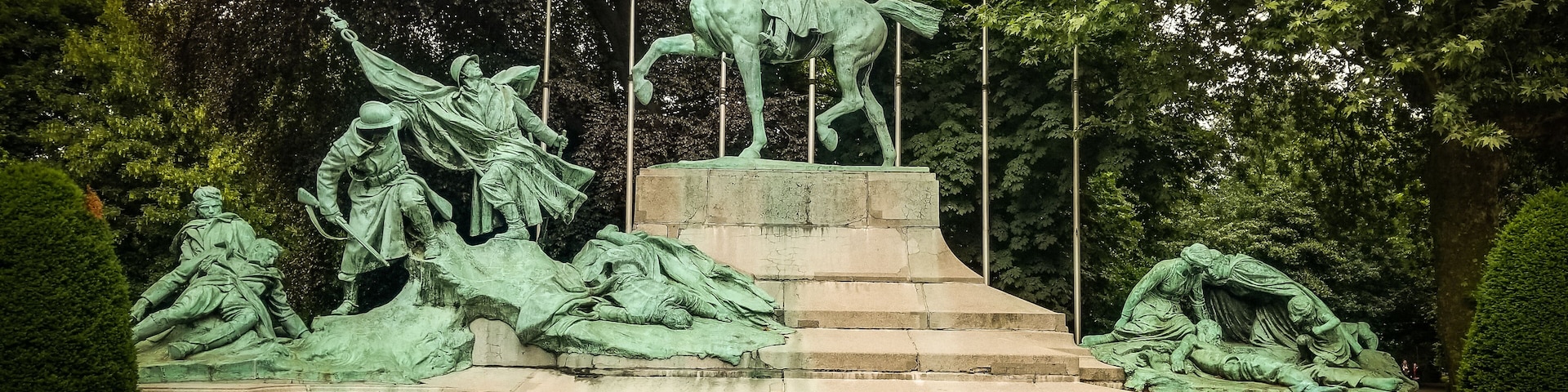 Huge monument near entrance to the park behind.
Great place to cool down underneath giant trees.
#sculpture #monument
#park