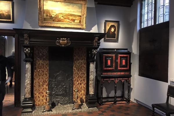 Detail#Fire places#Artist#The house that he breading in it#Fallow his foot prints# touching where he touch# The Rubenâs house, is the former home and studio of Peter Paul Rubens (1577â1640) in Antwerp. It is now a museum#
