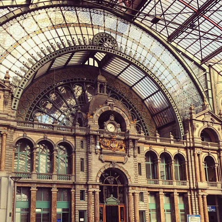Un imposant bâtiment doté d’un grand dôme de verre et d’une architecture richement décorée.
