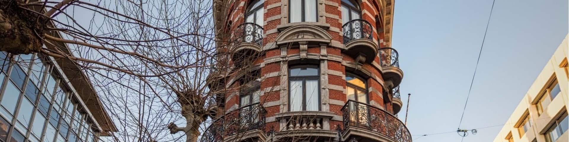 My hometown, Antwerp, has treated it's history rather poorly. A huge number of beautiful buildings have vanished. Some remain luckely. This one is, for me, an iconic building and great to try out a different composition. Let's not busy ourselves with getting the lines perfectly straight. Let's accentuate what we like