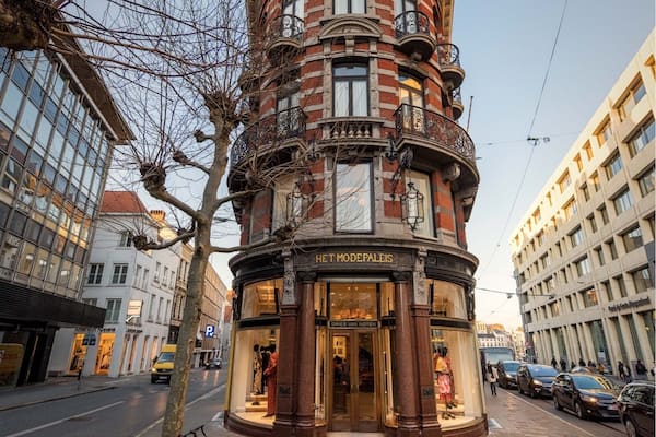 My hometown, Antwerp, has treated it's history rather poorly. A huge number of beautiful buildings have vanished. Some remain luckely. This one is, for me, an iconic building and great to try out a different composition. Let's not busy ourselves with getting the lines perfectly straight. Let's accentuate what we like