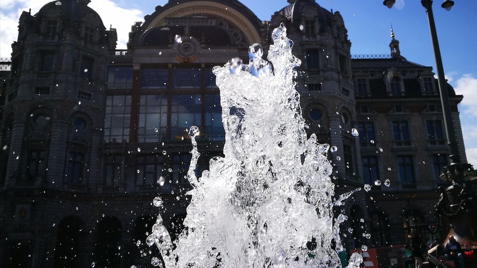 Het Centraal Station van Antwerpen, door de Antwerpenaren ook wel de Middenstatie of Spoorwegkathedraal genoemd, werd in 1905 in gebruik genomen. Het gebouw bestaat uit een stalen perronoverkapping en een stenen stationsgebouw in eclectische stijl. In 2007 opende een tunnel onder het station waardoor Antwerpen-Centraal niet langer een eindstation is. Het Centraal Station werd al meermaals verkozen tot één van de mooiste stations ter wereld.