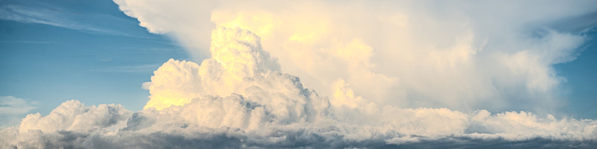 Una extensa formación de nubes sobre una masa de agua, bajo un cielo despejado.