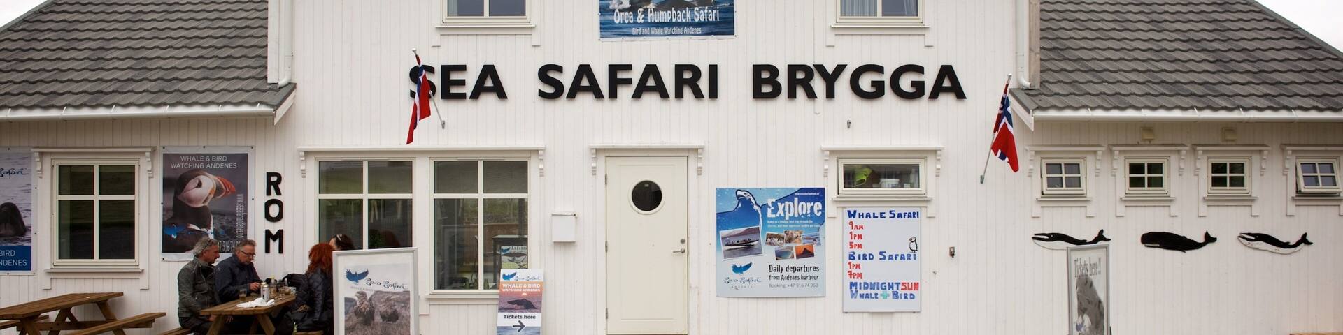 Andenes which includes signage