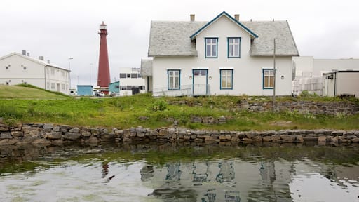 Andenes som inkluderer hus og fyrtårn