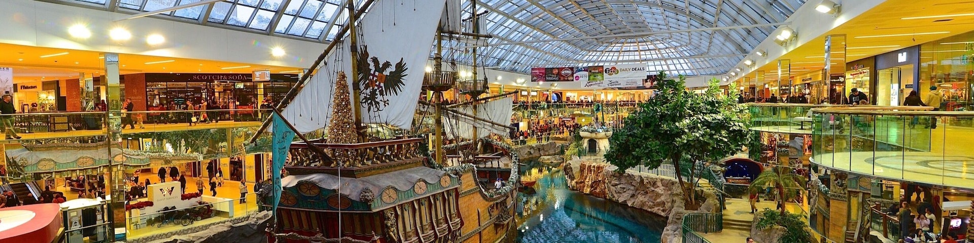 Once the world's largest shopping mall for over 30 years, now is still the largest mall in North America.
#NorthAmerica #Edmonton #Alberta #Canada #LikeALocal #WestEdmontonMall #indoor #mall #shoppingcentre #ship #themepark #TroveOnTuesday