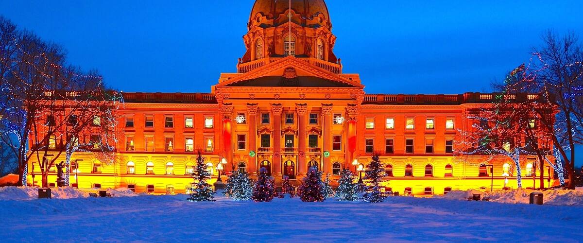 This iconic and beautiful Beaux-Arts architecture - Alberta Legislature Building was built between 1907 and 1912, after Alberta became a Canadian province in 1905.
#Canada #Alberta #Edmonton #red #winter #snow #architecture #LegislatureBuilding #TroveOnTuesday