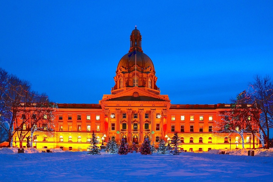 This iconic and beautiful Beaux-Arts architecture - Alberta Legislature Building was built between 1907 and 1912, after Alberta became a Canadian province in 1905.
#Canada #Alberta #Edmonton #red #winter #snow #architecture #LegislatureBuilding #TroveOnTuesday