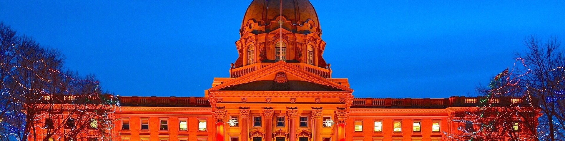 This iconic and beautiful Beaux-Arts architecture - Alberta Legislature Building was built between 1907 and 1912, after Alberta became a Canadian province in 1905.
#Canada #Alberta #Edmonton #red #winter #snow #architecture #LegislatureBuilding #TroveOnTuesday