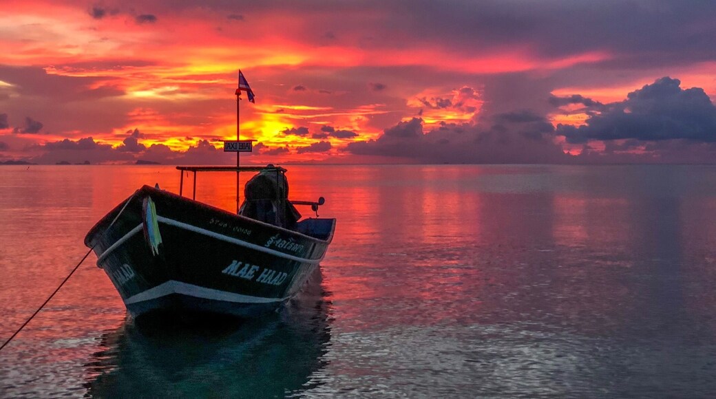 Beautiful sunset on Koh Phangan, Thailand. Snapshot taken with an iPhone X, little edit on Lightroom mobile. #BvSquad #thailand #kohphangan #sunset #beach #travel #iphonex #greatoutdoors #vacation #picoftheday #sun #boat #sky #goodtimes #landscape