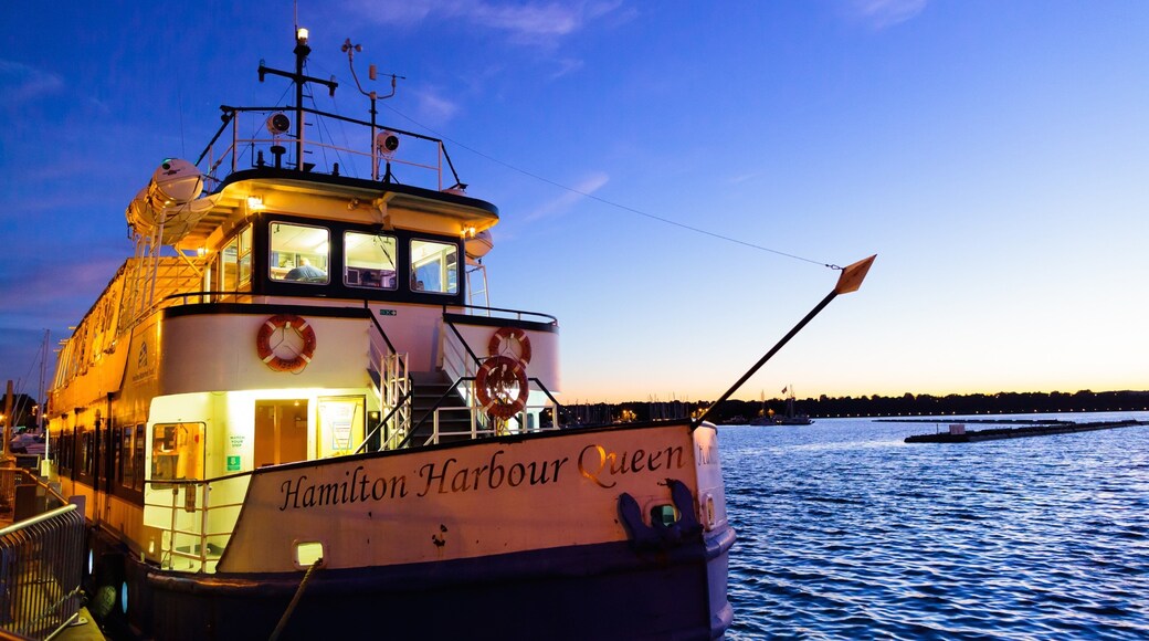 Hamilton cho thấy cảnh bờ biển, hoàng hôn và cảnh đêm