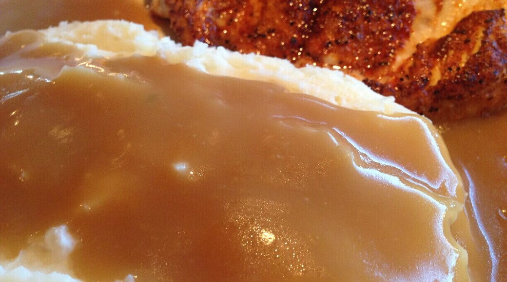 Tonight I ate at a different restaurant called White Spot. I must say it was rather tasty but I still preferred City View Restaurant. Chicken seems to really taste different in British Columbia. Seems so much more fresh.
Anyhow this was the Blacked Chicken with mashed potatoes and gravy.