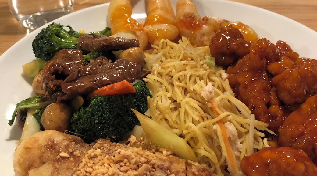 Good fresh #Canadian style #Chinese food. Big portions, perfectly cooked, and reasonably priced. Get the Moon Wok Special for one.