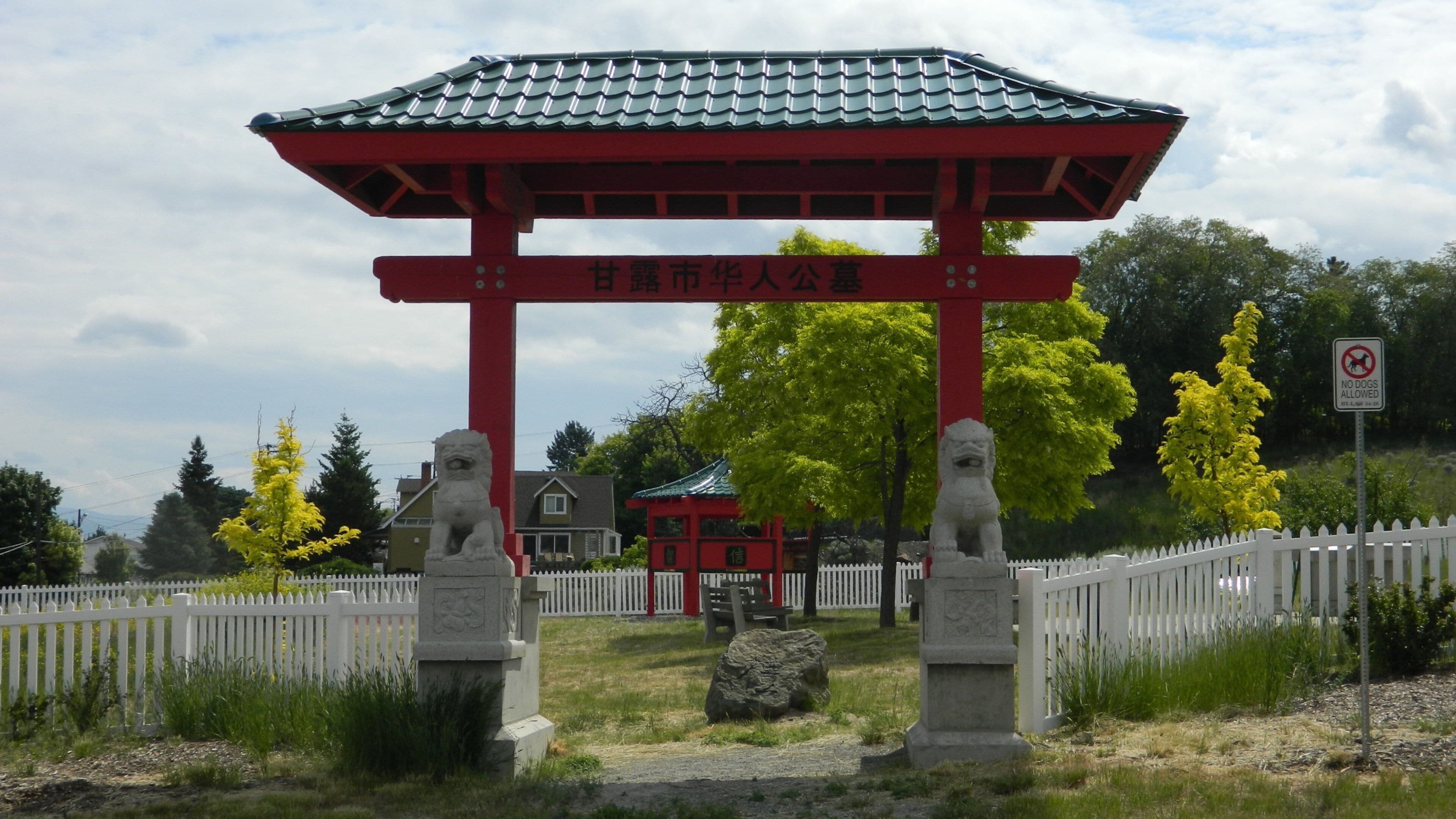 Kamloops showing religious elements and a garden