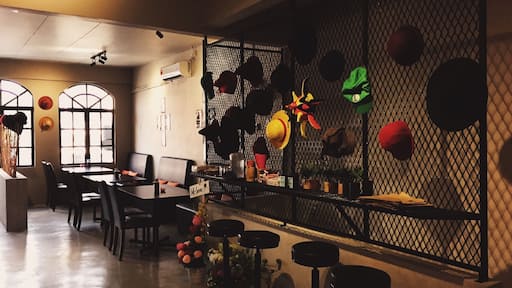 This place has great ambience and more character than Parrot cafe which is a few doors away but coffee is not that great.