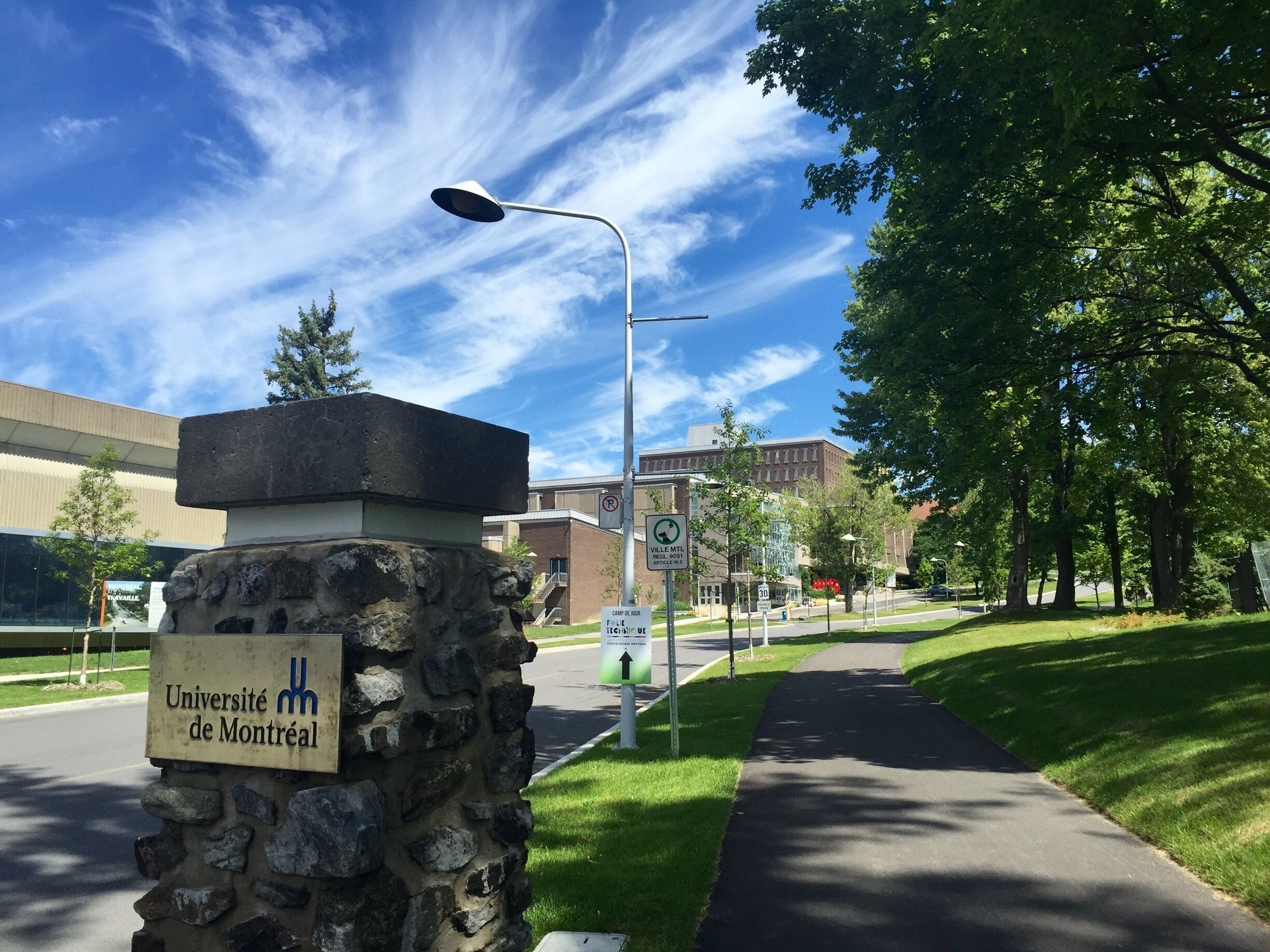 Université de Montréal, entrée Decelles 📚📘📖📝