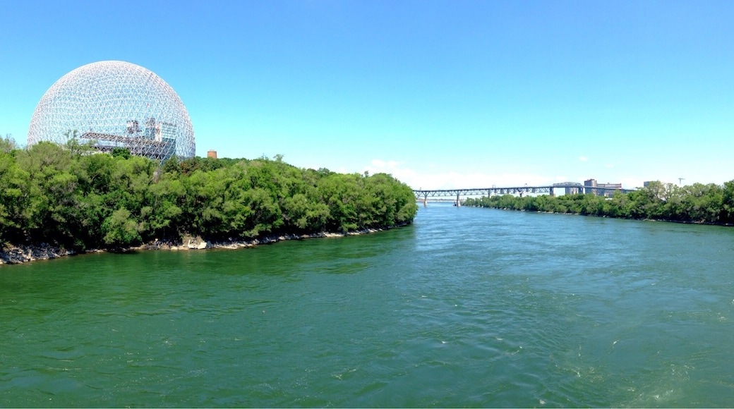 On the bridge between the two isles. Had to do some risky maneuvering to get this photo. 😅