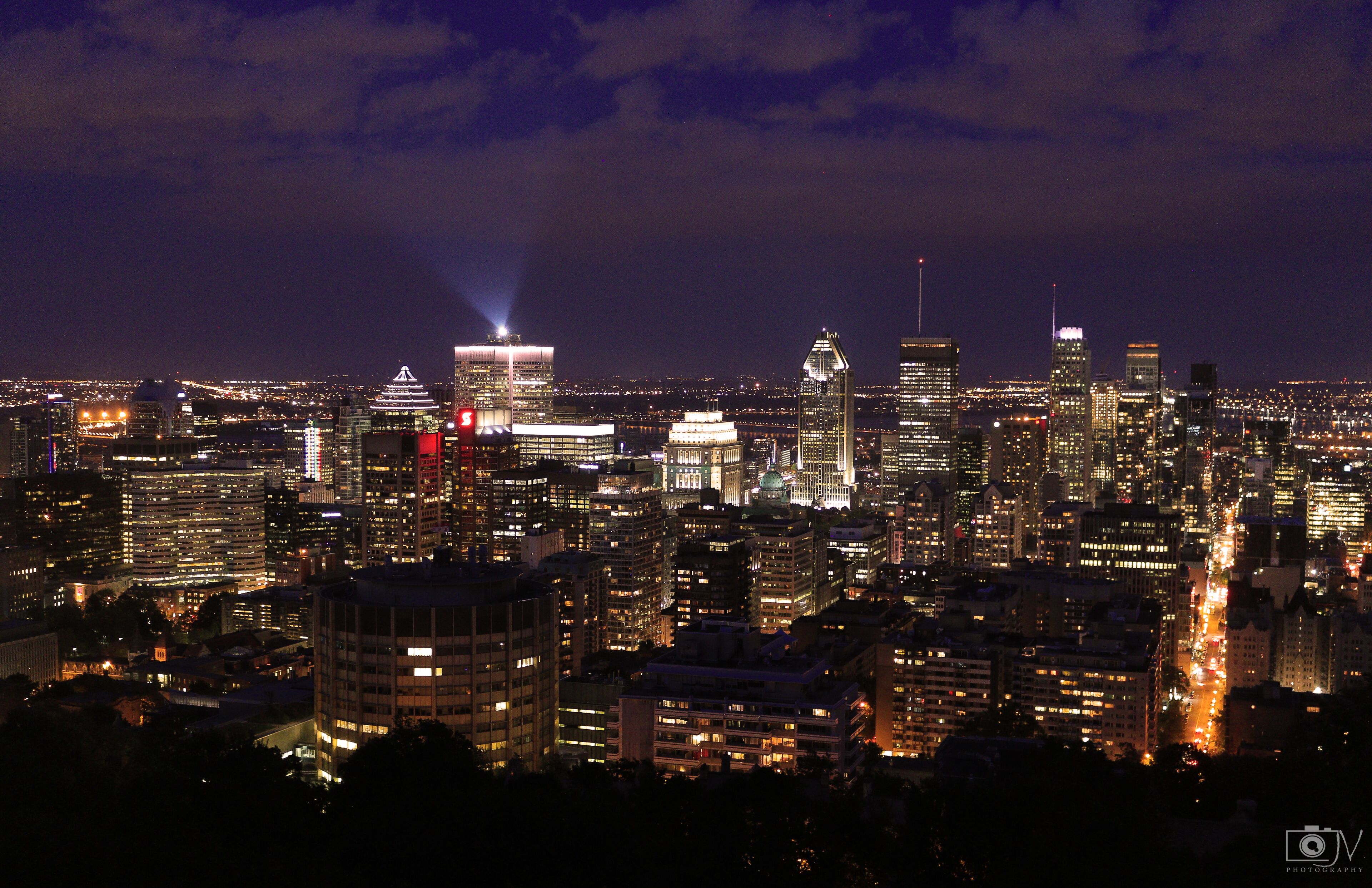 Such a beautiful view of the lit downtown of Montreal, Quebec on a pleasant evening just after the sunset.!

#troverontuesday #downtown #canada #montreal #vacation #canonusa #traveldiaries #canonphotography #nightlife #nightphotography