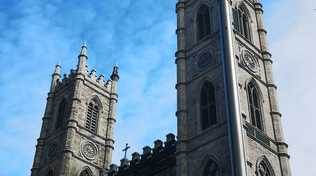 Lovely blue skies, although it was a bit chilly! The Basilica is breathtaking and well worth a visit if you're ever in Montreal. #canada #montreal #basilica #blueskies