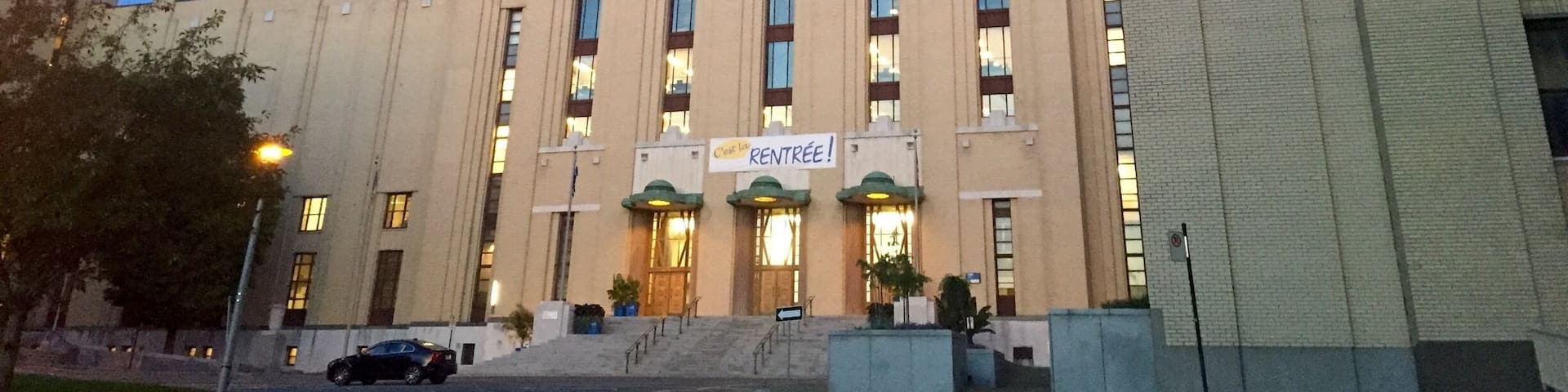 Un grand bâtiment doté d’une haute tour et d’une enseigne sur laquelle on peut lire : « Préparez-vous pour la rentrée ! »