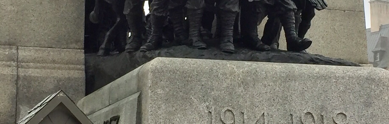 Estátua de soldados com uma placa que diz '1914-1918 A SERVIR O CANADÁ'.