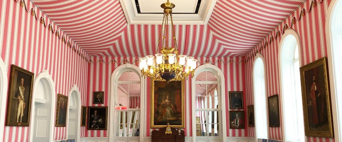 The tent room at Queen Elizabeth’s Canadian home! (Also the home of the Governor General). Before this room was built, events used to be hosted within a tent on the grounds. Eventually, they decided to move that tent indoors due to Canadian weather, and this was the end result. So fun! 🎪#rideauhall