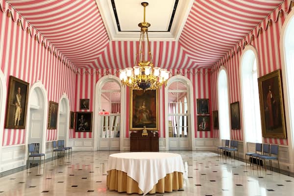 The tent room at Queen Elizabethâs Canadian home! (Also the home of the Governor General). Before this room was built, events used to be hosted within a tent on the grounds. Eventually, they decided to move that tent indoors due to Canadian weather, and this was the end result. So fun! đȘ#rideauhall