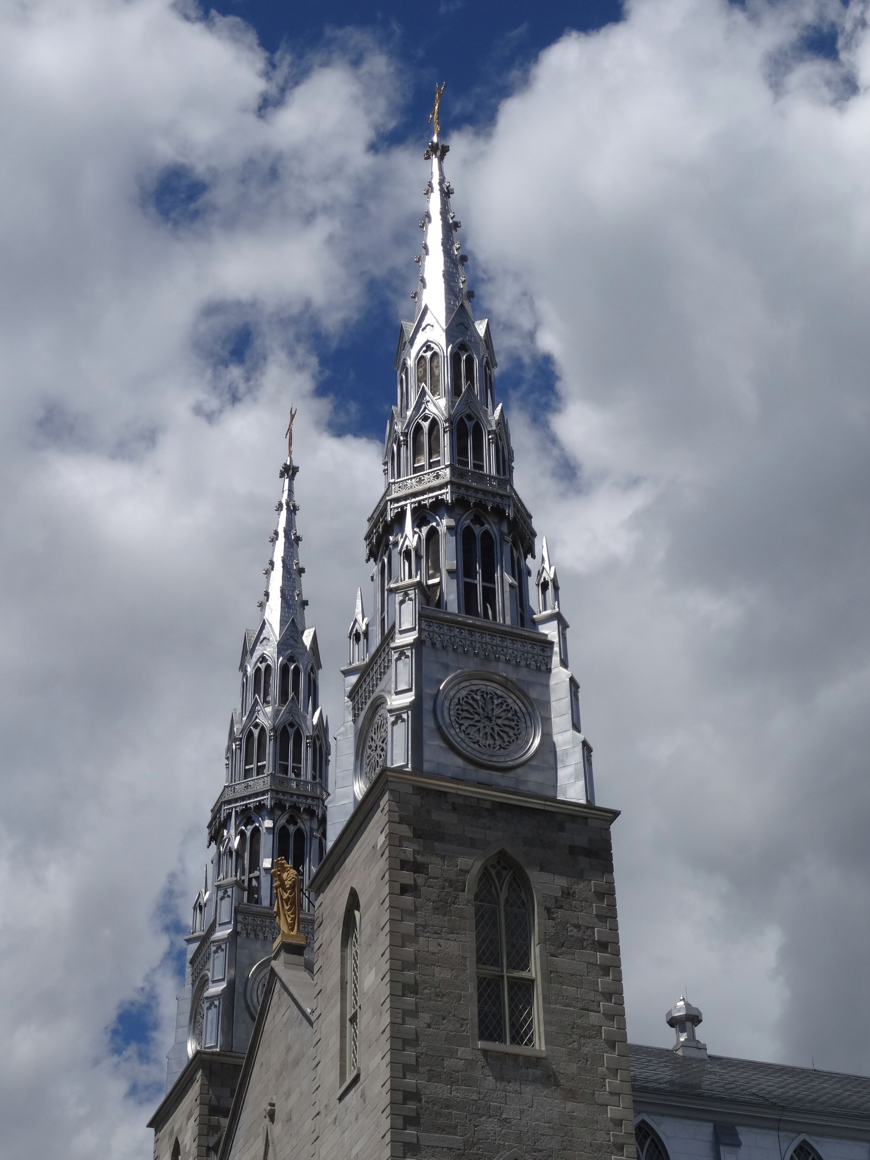 #Ottawa #Canada #Cathedral #Catedral #Notredame

Sente-se uma paz muito grande no interior desta catedral maravilhosa. Destaque para os vitrais, o altar e o teto azul repleto de estrelas. Atravessando a rua encontramos uma enorme aranha (The Mamam) de Louise Bourgeois e a Galeria Nacional do Canadá.

You feel a great peace inside this wonderful cathedral. Highlight for the stained glass windows, the altar and the blue ceiling filled with stars. Across the street you can find a huge spider (The Mamam) by Louise Bourgeois and the National Gallery of Canada.